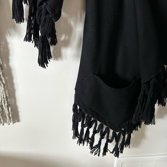 Designer poncho/cape 🖤🖤🖤 - Picture 6 of 8